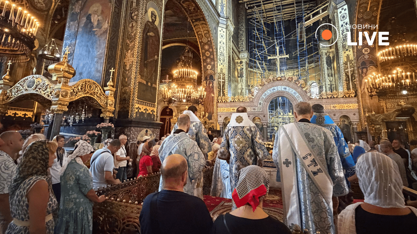 Во Владимирском соборе верующие отмечают Ореховый Спас (фото) - фото 2