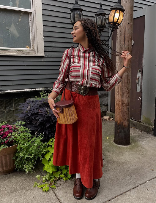 Чому замшева спідниця буде універсальною