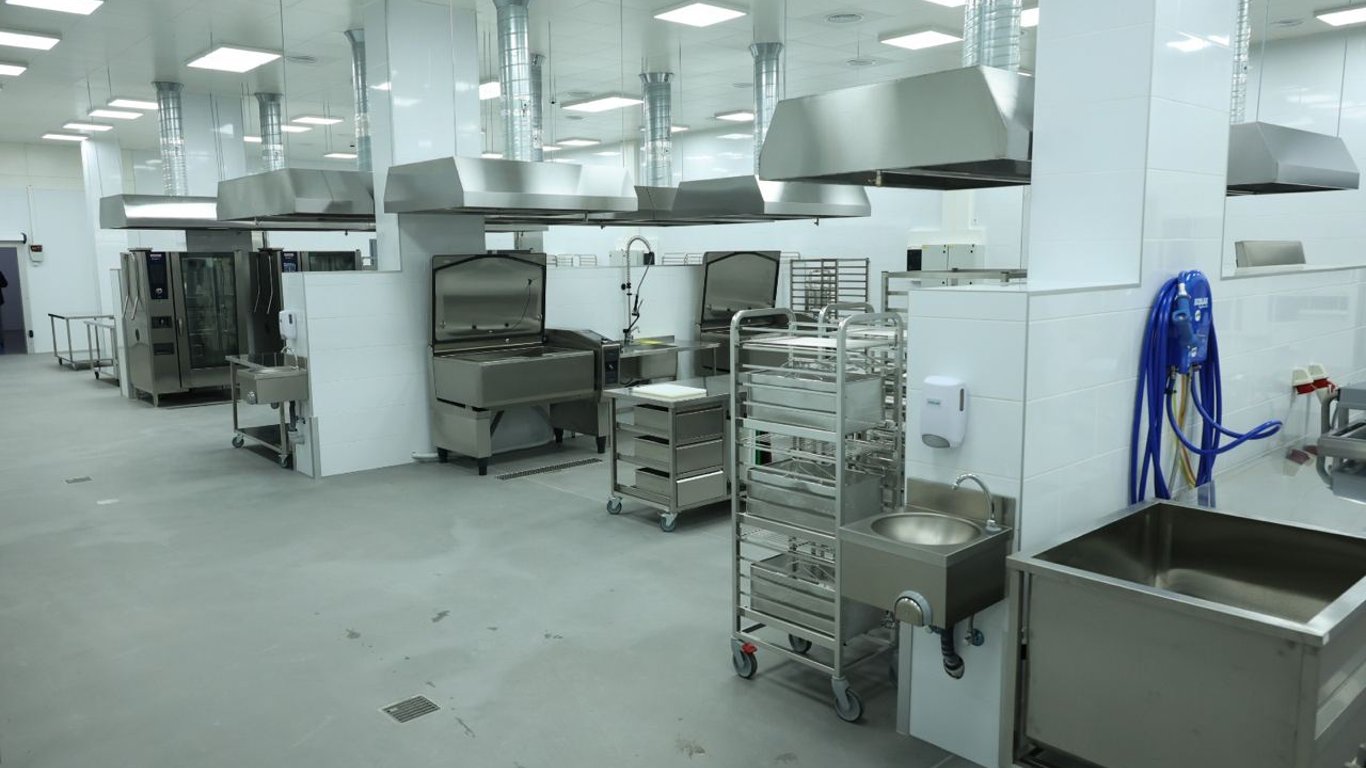 В Буче открыли первую в Украине фабрику-кухню для учебных заведений трех общин