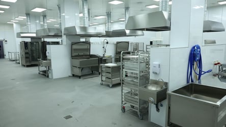 В Буче открыли первую в Украине фабрику-кухню для учебных заведений трех общин - 285x160