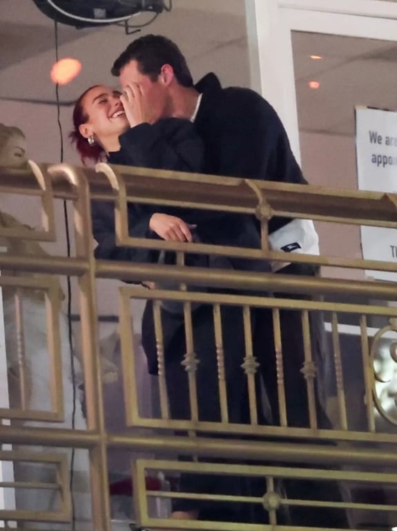 Дуа Липа и Каллум Тернер целуются. Фото: TMZ.