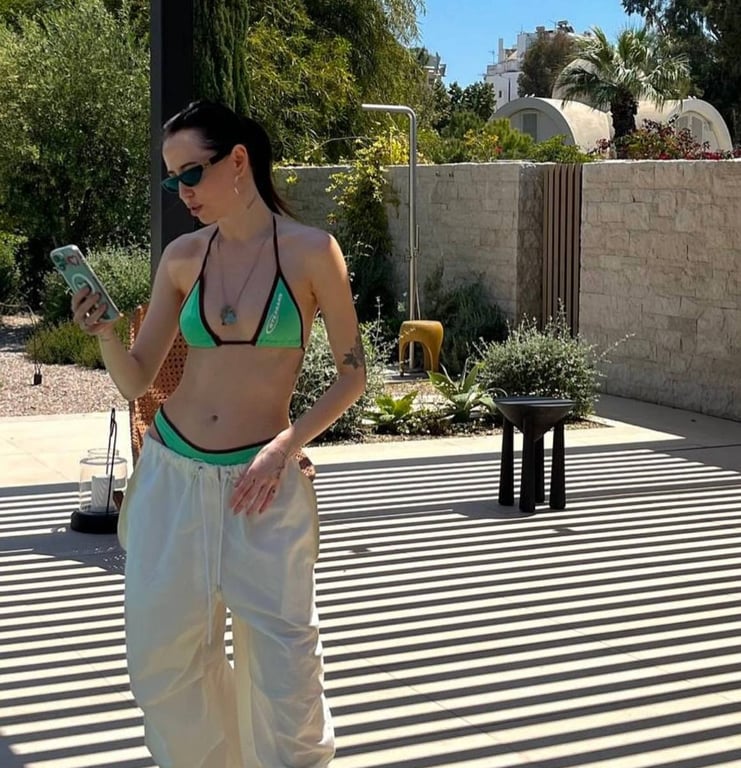 Трендові штани, які полюбляє Дорофєєва