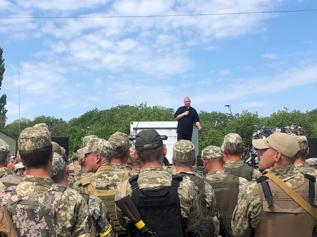 "Кожна поїздка незабутня": Євген Кошовий розповів про виступи на передовій - фото 1