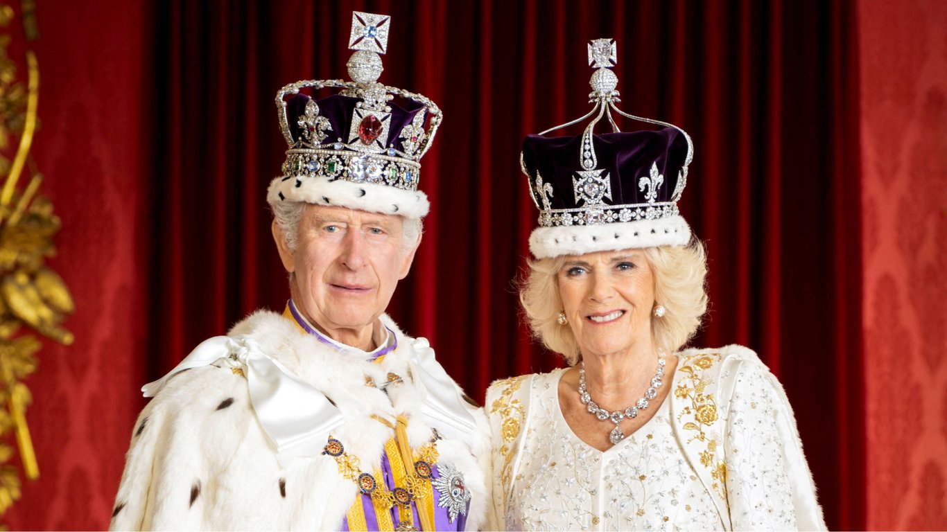 Букингемский дворец представил официальные портретные фото Чарльза III и Камиллы