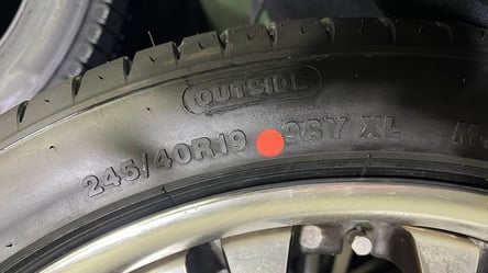 Червоні або жовті крапки на шинах авто: навіщо вони - 290x166