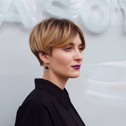 Женщина со стильной короткой стрижкой