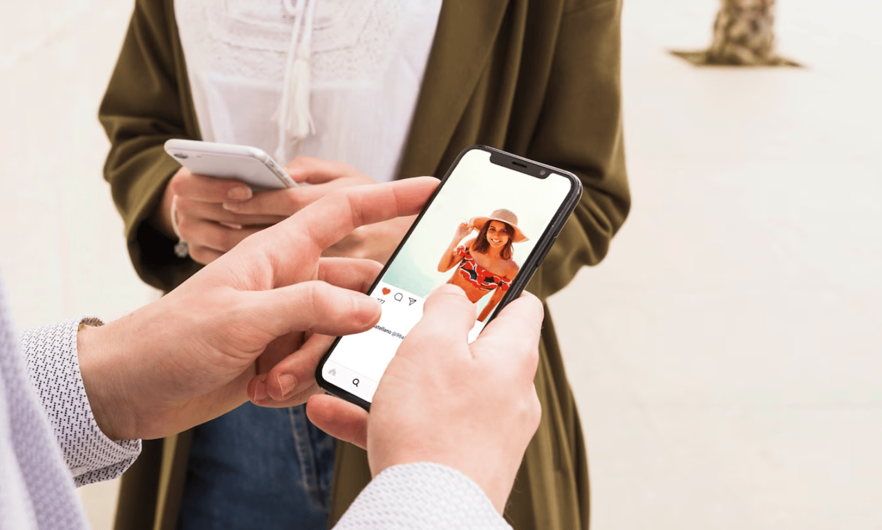 Мужчина, который смотрит фотографию девушки в социальной сети