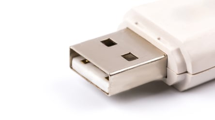 Квадратні вирізи на USB — для чого вони потрібні насправді - 285x160