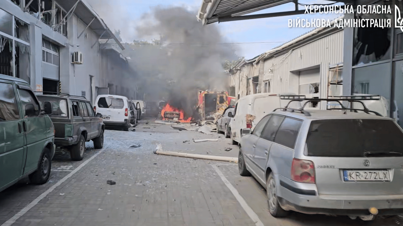 Окупанти обстріляли транспортне підприємство у Херсоні: є постраждалі