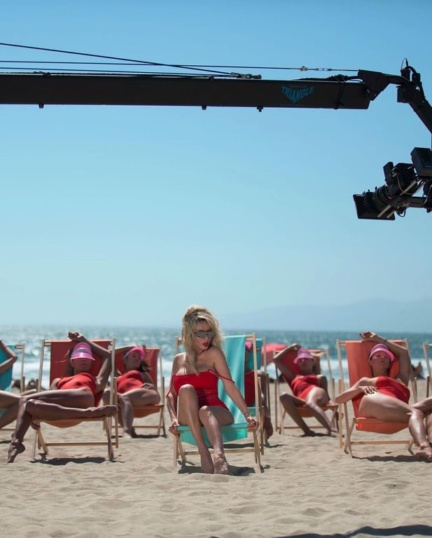 Світлана Лобода похизувалася стрункою фігурою в образі рятувальниці Малібу - фото 4