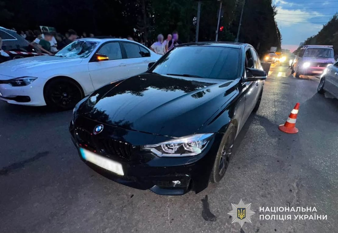 Автівки, які збили чоловіка з восьмирічною донькою