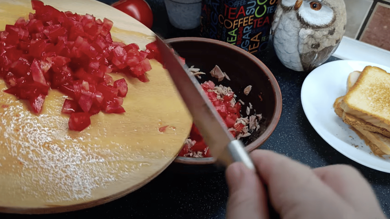 бюджетний сніданок із тунцем і помідором