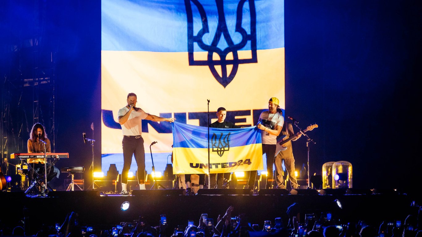Украинский флаг с подписями участников Imagine Dragons разыграют ради доброго дела