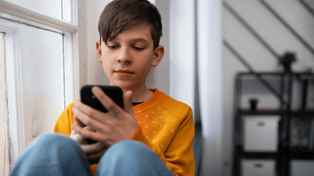 Смартфон чи кнопковий телефон — який вибір для школяра у 2025 - 285x160