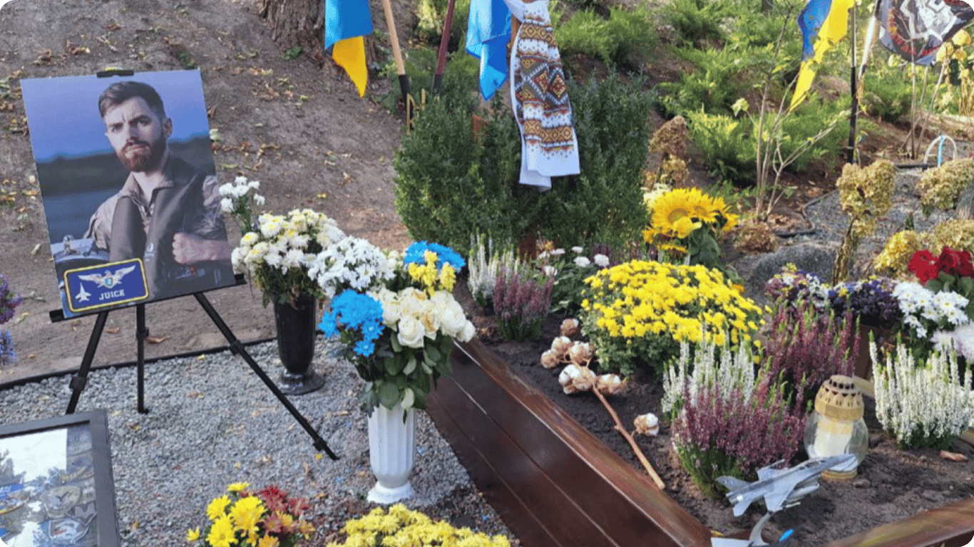 Кража шевронов на могиле "Джуса": полиция уже ищет злоумышленников