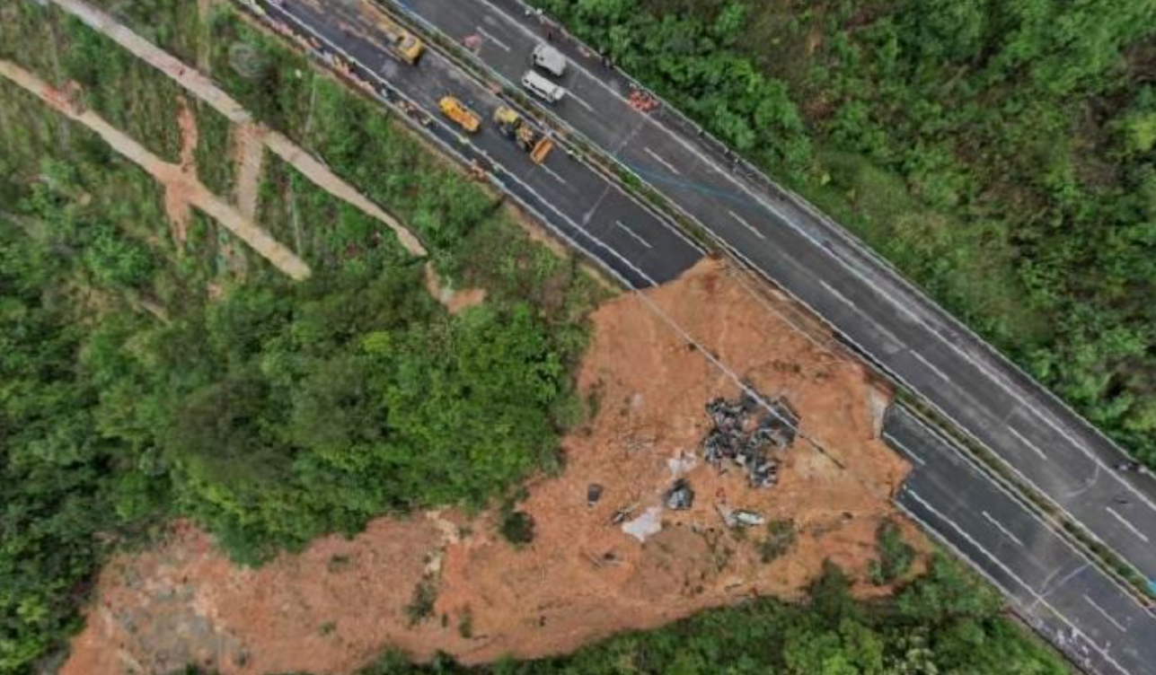 Обвал дороги у Китаї