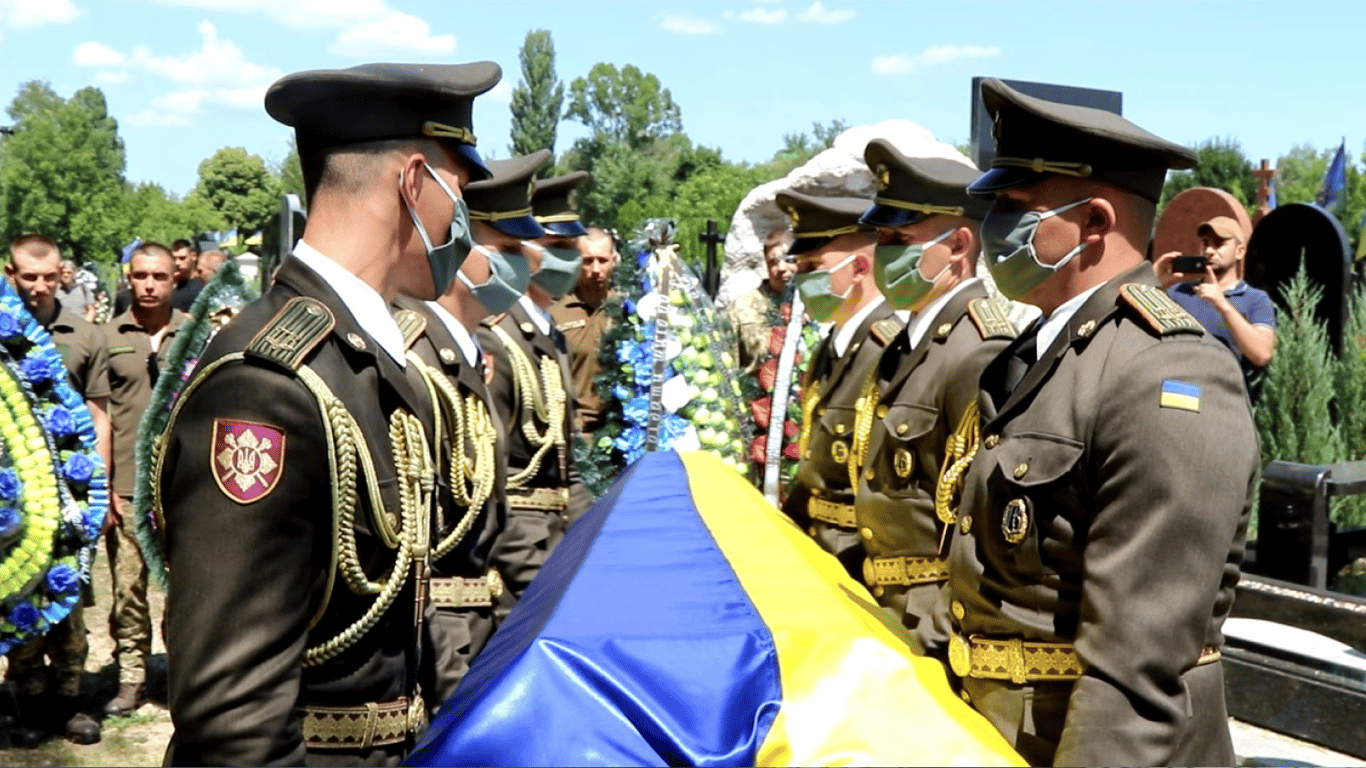 Батько загинув в АТО: для виїзду за кордон треба мати відстрочку