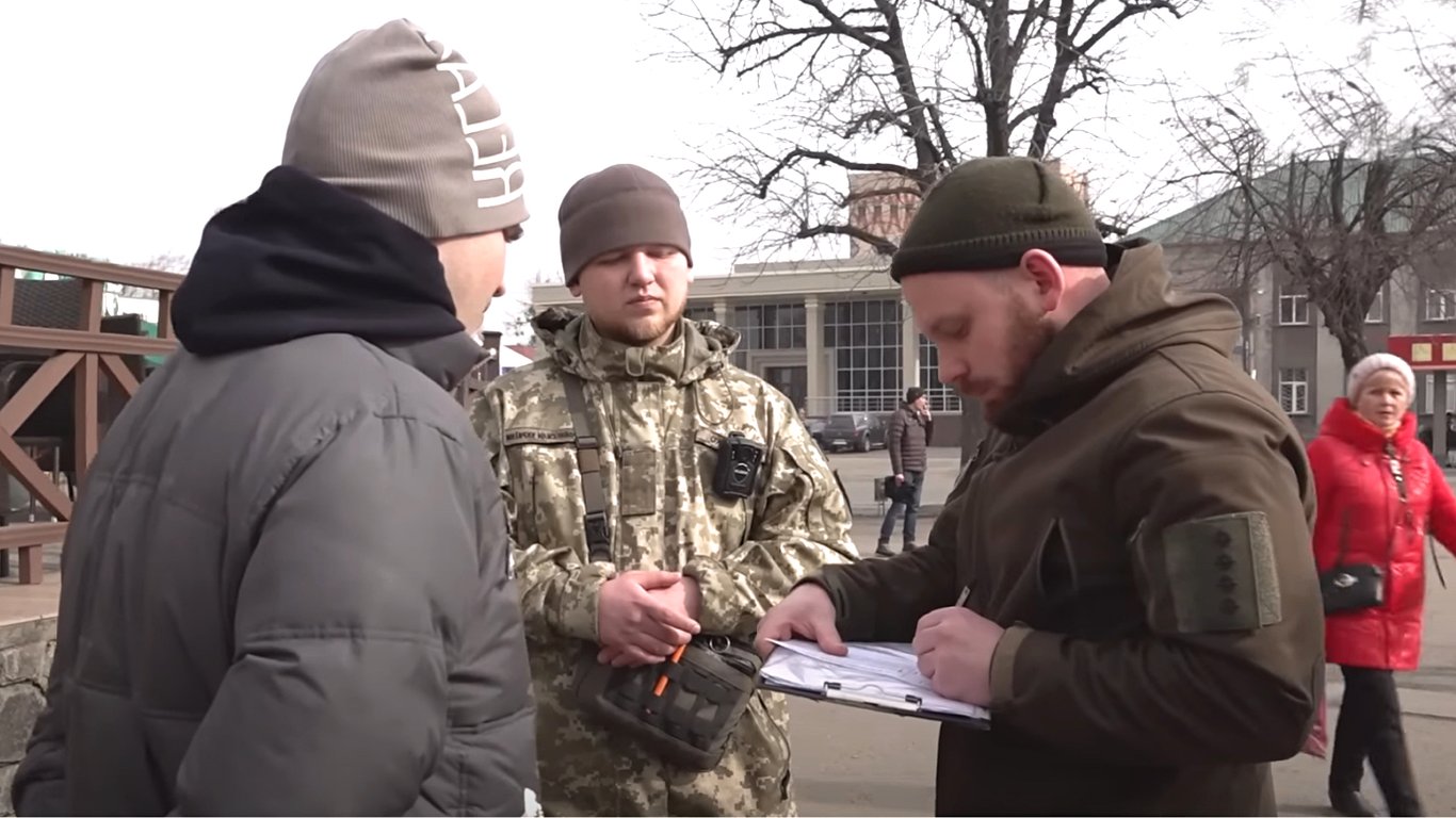 Мобілізація в Україні — чи можуть затримати за відмову надати документи ТЦК