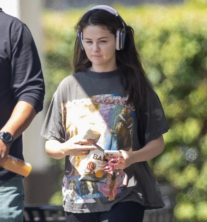 Селену Гомес на тлі чуток про заручини заскочили із золотою обручкою - фото 1