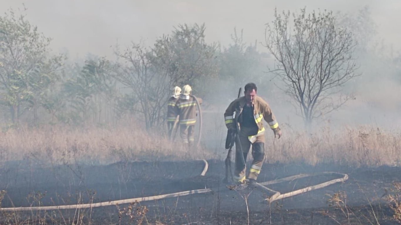 Масштабный пожар в Николаевской области: работа пожарных осложнена