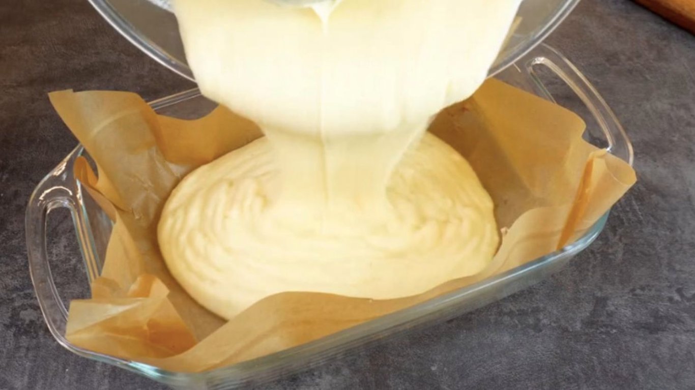 пиріг без борошна, лише перемішати ложкою і в духовку