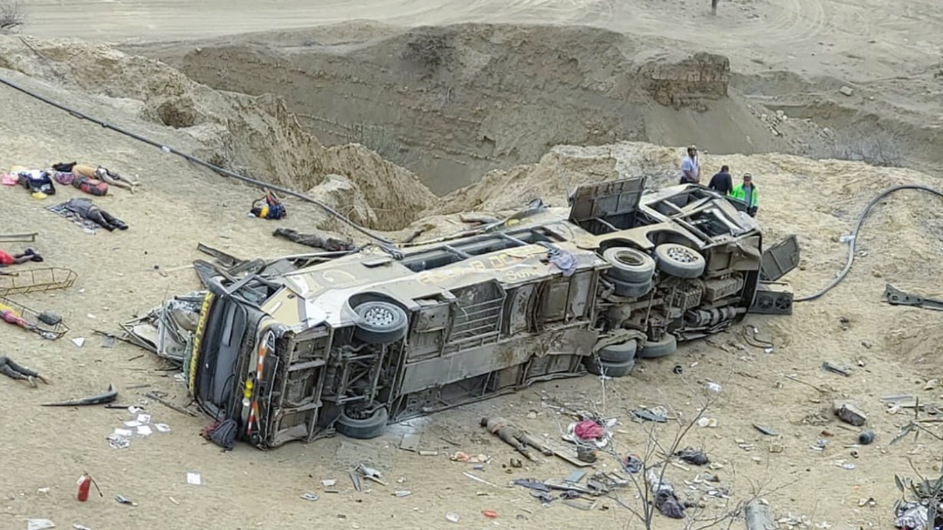 В Перу автобус сорвался со скалы: по меньшей мере 24 человека погибли