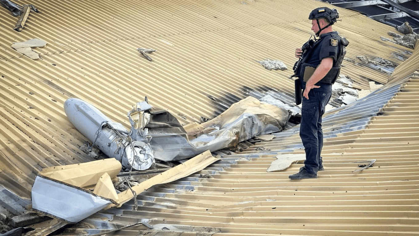 Уламок російської ракети впав на дах будинку в Одесі — фото - фото 2