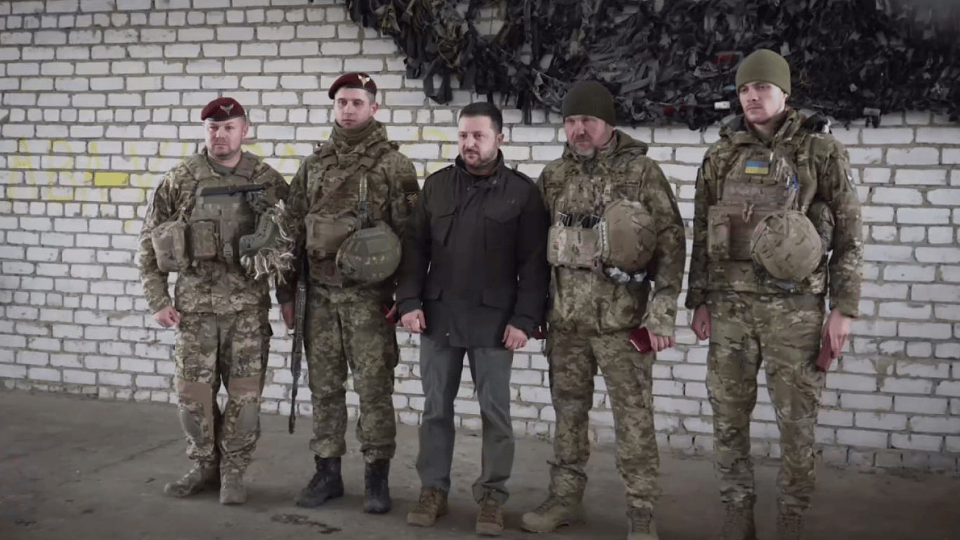 Зеленский встретился с военными на Купянском направлении