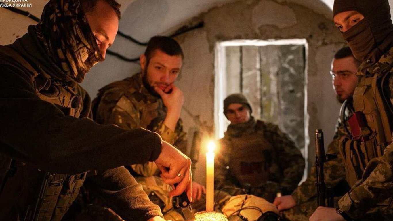 Зеленський показав щемливі кадри, як українські бійці святкують Великдень на фронті