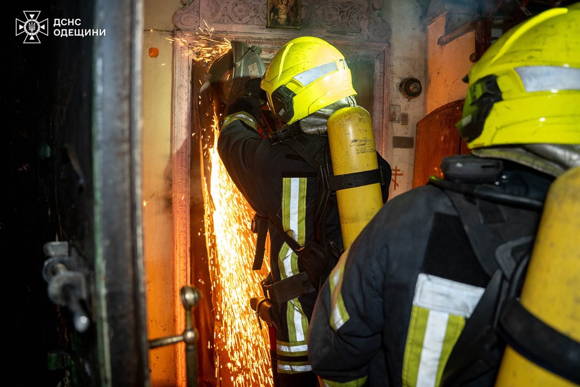 Вогонь у центрі Одеси — з’явилися фото з місця події - фото 1