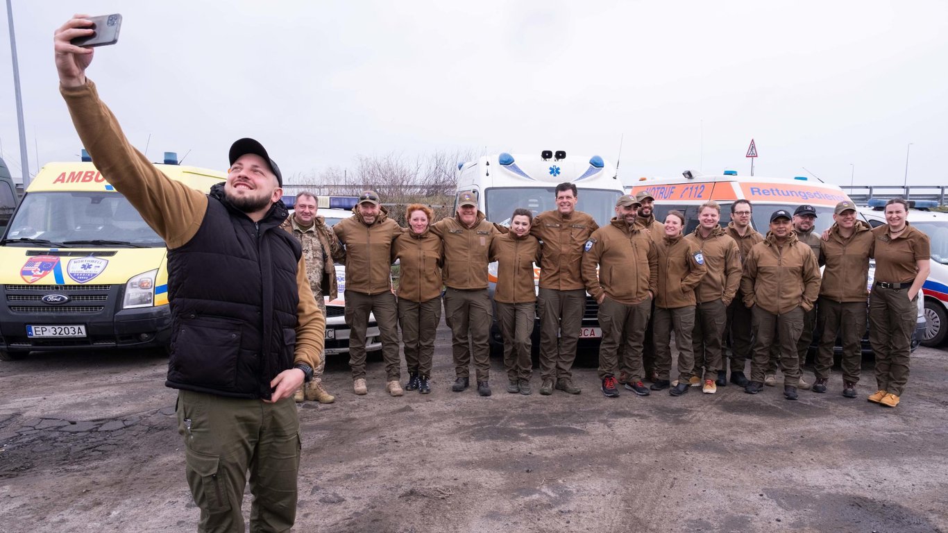 Ukraine Focus передасть Україні 50 машин швидкої допомоги — велике інтерв'ю з засновником - 250x140