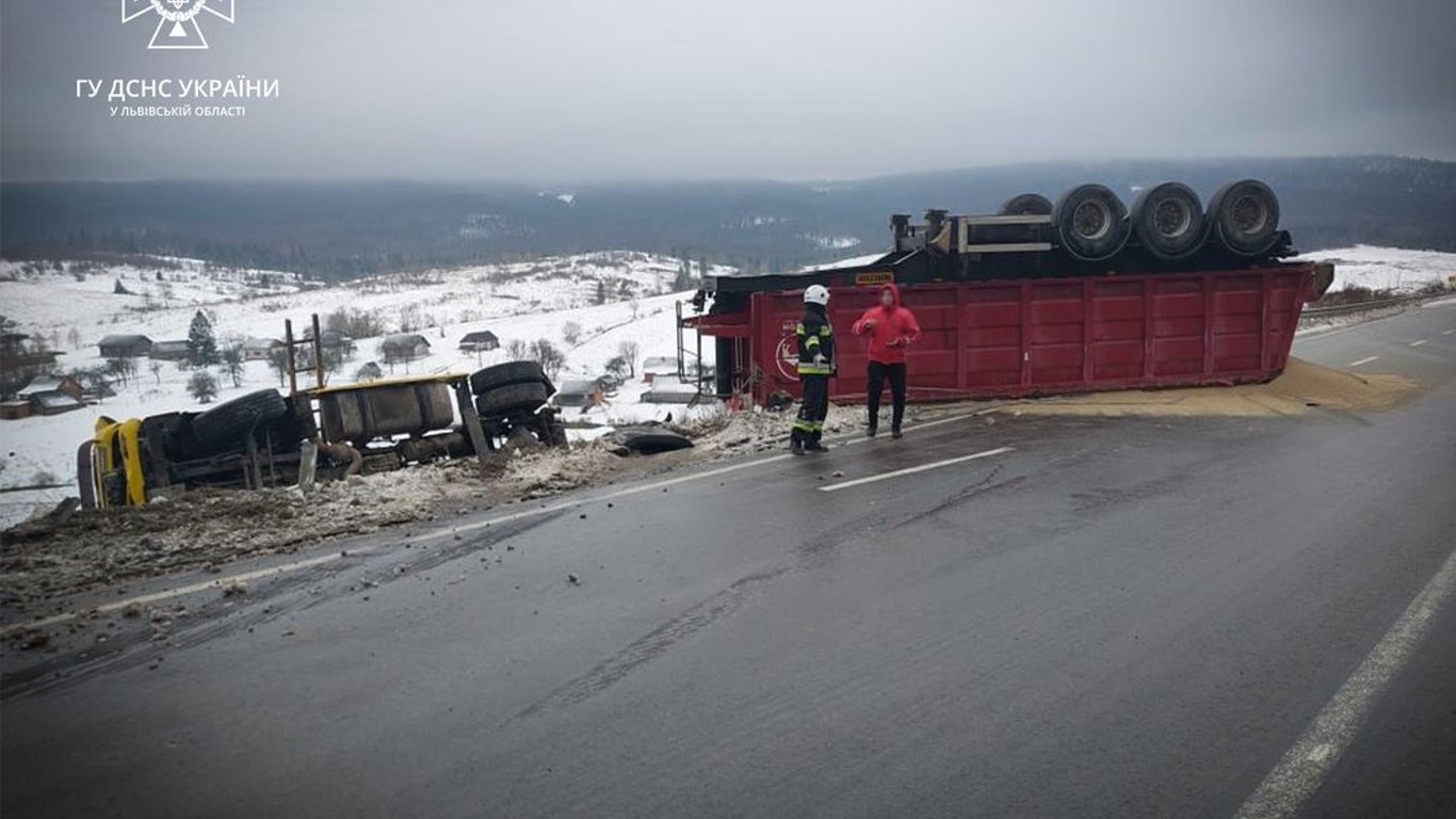 На Львівщині перекинувся вантажний автомобіль, є постраждалий
