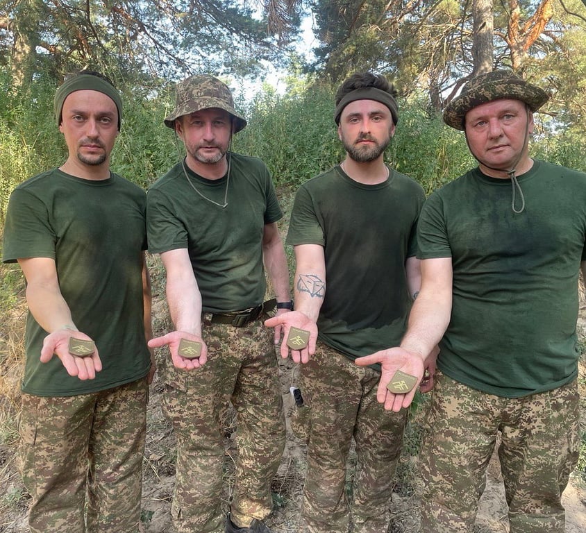 Сергій Жадан завершив бойову підготовку та отримав шеврони бригади "Хартія" - фото 1