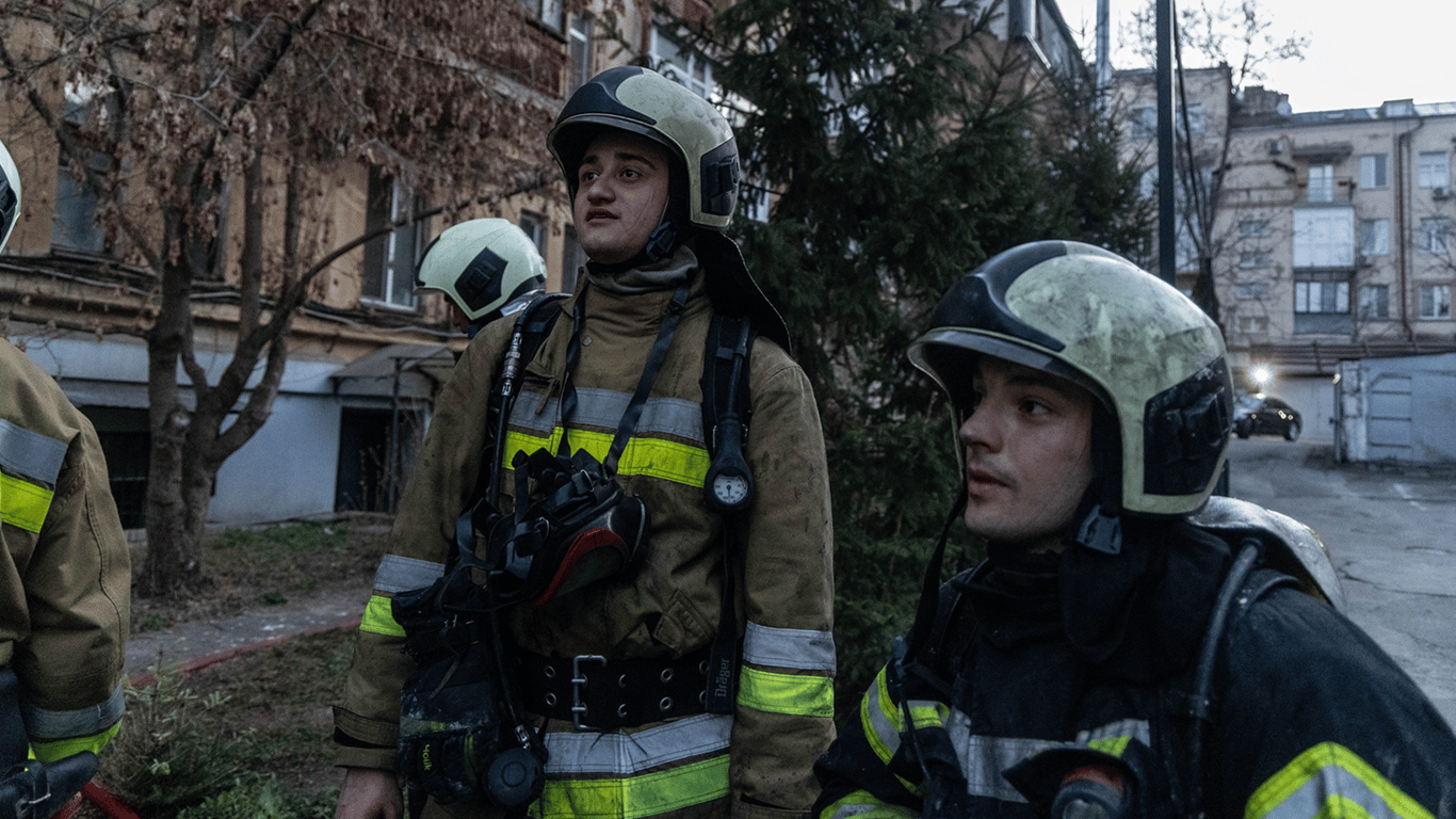 В Киеве обломки БпЛА упали на офисное здание