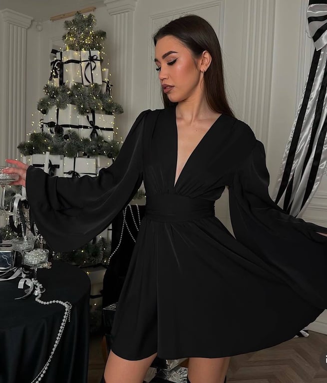 Чорна коктейльна сукня завжди доречний вибір