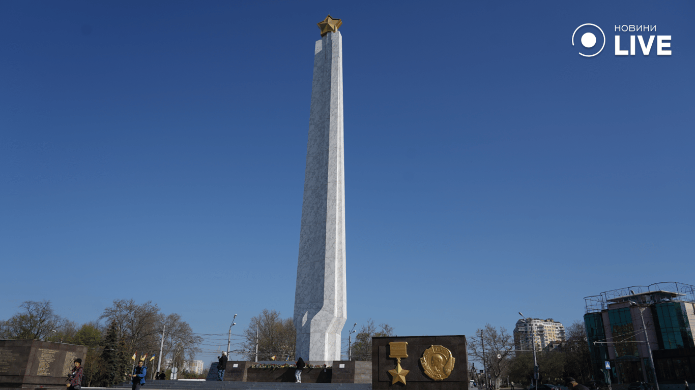 Стела на площі 10 квітня