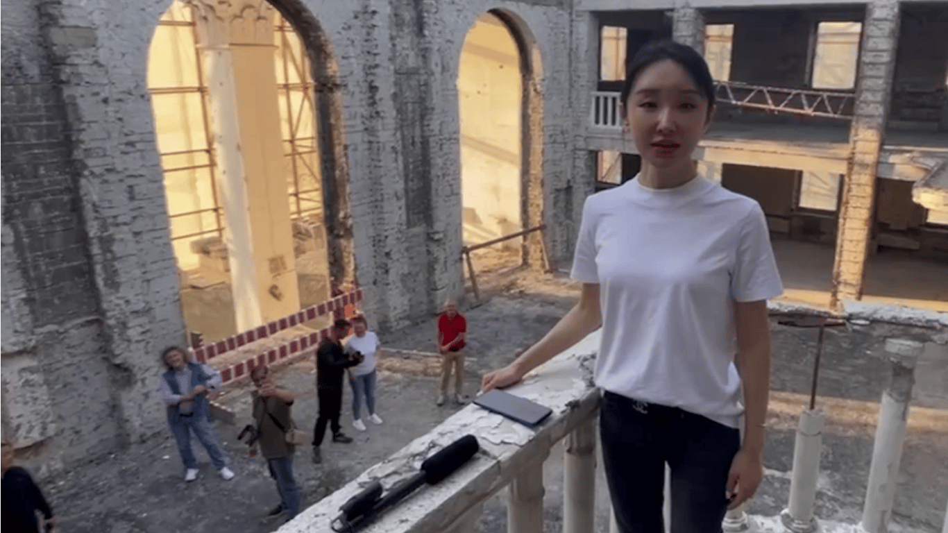 Китайская певица исполнила песню "Катюша" на развалинах Драмтеатра в Мариуполе