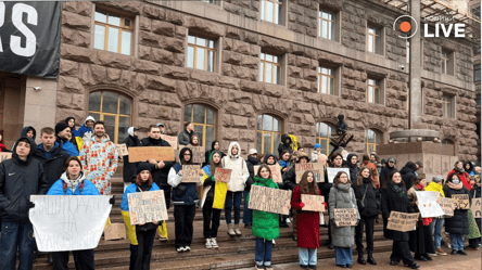 Киевляне снова собрались на протест возле КГГА — чего требуют - 290x166