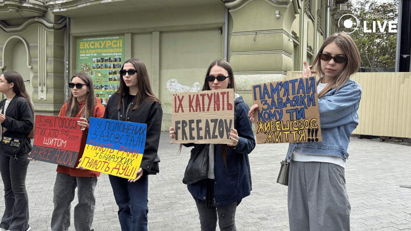 Дівчата на мітингу в Одесі