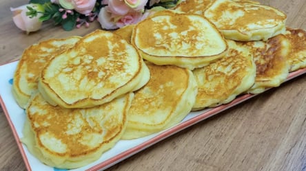 Оладки на сніданок за 10 хвилин: знадобиться 200 г сиру і 1 склянка кефіру - 285x160