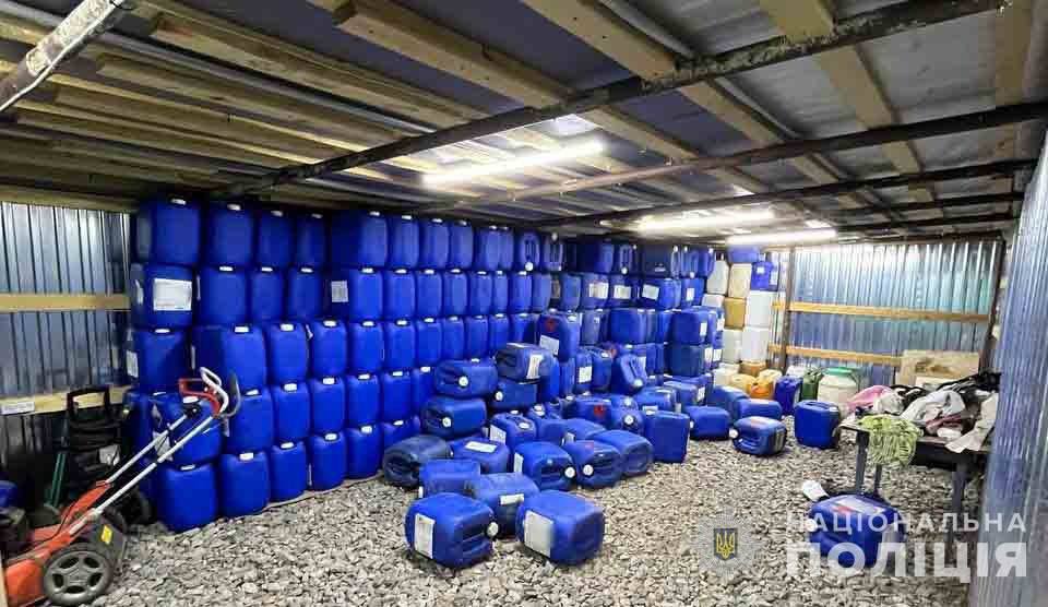 Крадіж пального з локомотивів "Укрзалізниці" — у Вінницькій області викрили злочинну групу