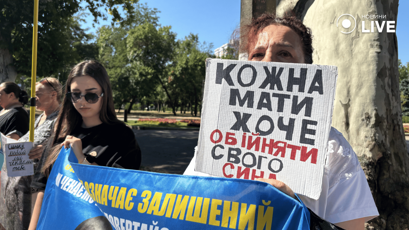 Рідні полонених вийшли на акцію в Одесі — фоторепортаж - фото 10