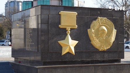 В Одессе активисты демонтировали изображение Ленина и советскую звезду — подробности - 290x166