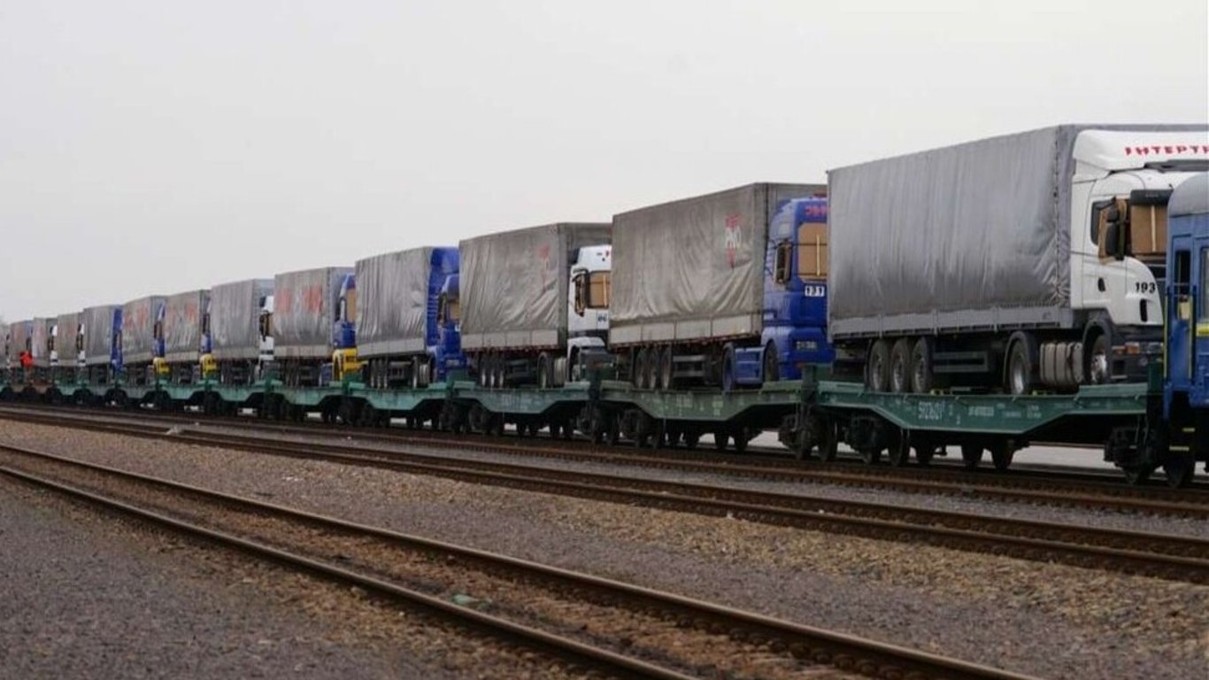 Первая партия грузовиков прибыла по железной дороге в Польшу