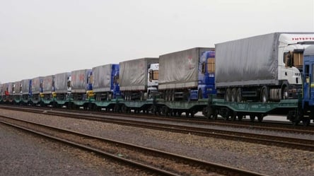Первая партия грузовиков прибыла по железной дороге в Польшу - 285x160