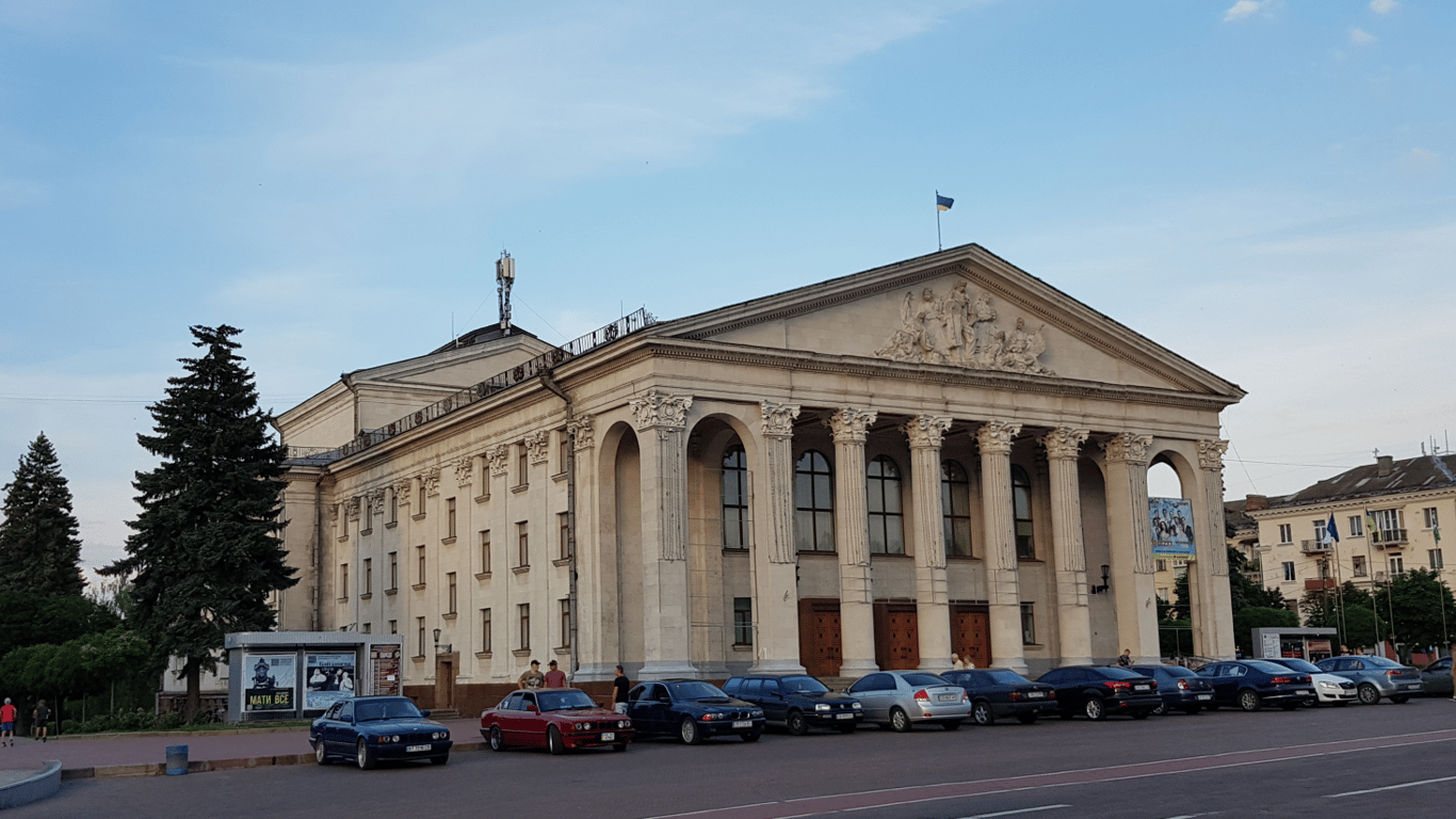 В Чернигове закрыли драмтеатр, потому что всех работников-мужчин забрали в ТЦК