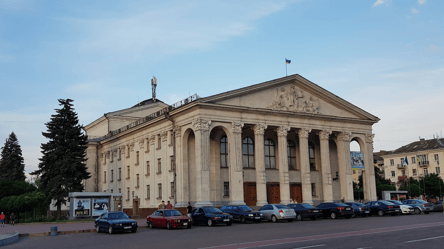 Чернігівський драмтеатр призупиняє роботу через мобілізацію — що сталося - 290x166
