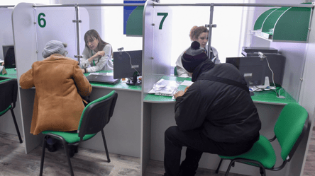 Пенсії призупинили — в чому причина та як діяти пенсіонерам - 285x160