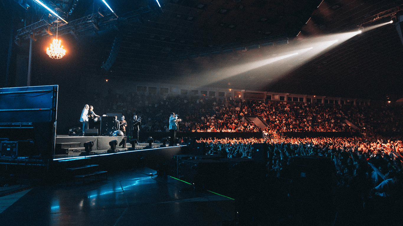 Зіркові гості, солдаут та улюблені хіти: «ТАК А ШО ТИ?» знову зібрала тисячі гостей на легендарній дискотеці