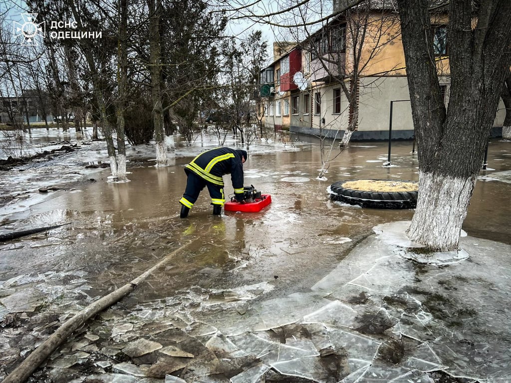 Рятувальники працюють на місці підтоплень